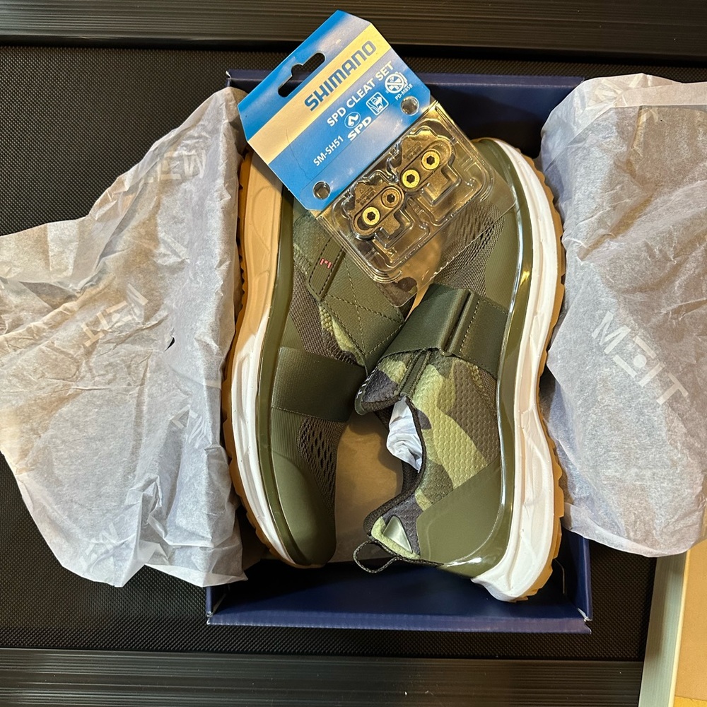 Never worn spin shoes cleats included